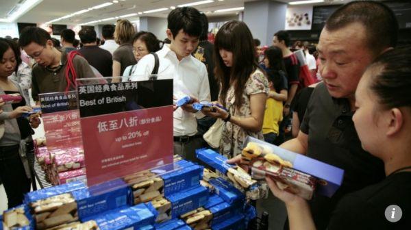 7月,中国社会消费品零售额同比增长8.8%.图为中国顾客在超市选购食品.