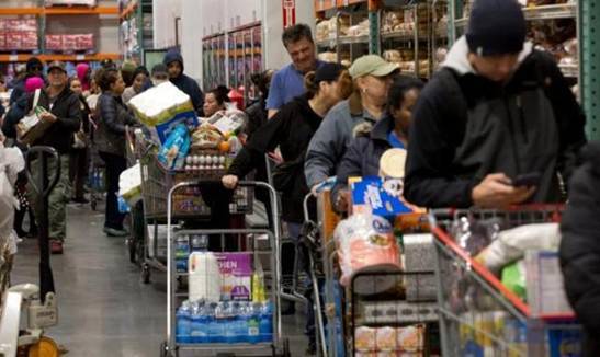 美国学校面临 缺粮 ,孩子没蔬菜也没面包,超市早被一扫而空